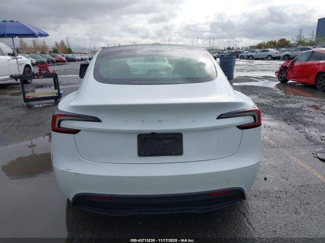 Tesla Model 3 Image 11
