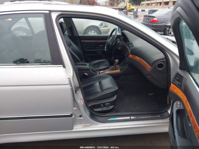 BMW 5 Series Image 8