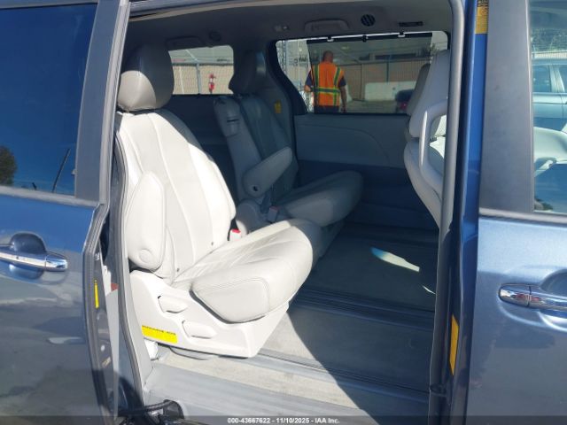 Toyota Sienna Xle V6 8 Passenger Image 6