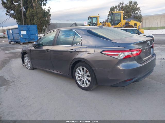 Toyota Camry Le Image 9