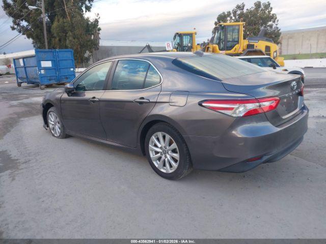 Toyota Camry Le Image 9