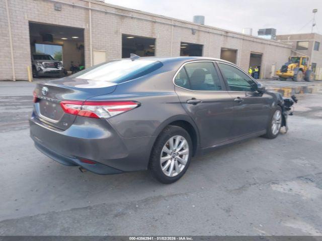 Toyota Camry Le Image 7