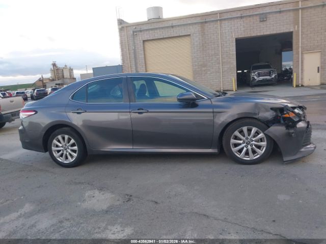 Toyota Camry Le Image 4