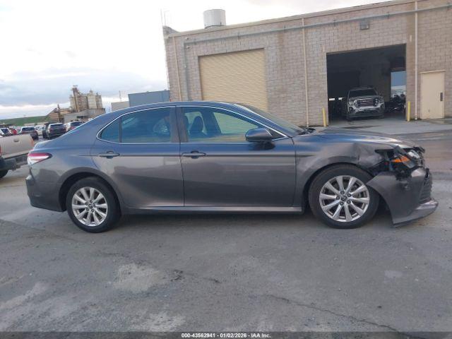 Toyota Camry Le Image 4