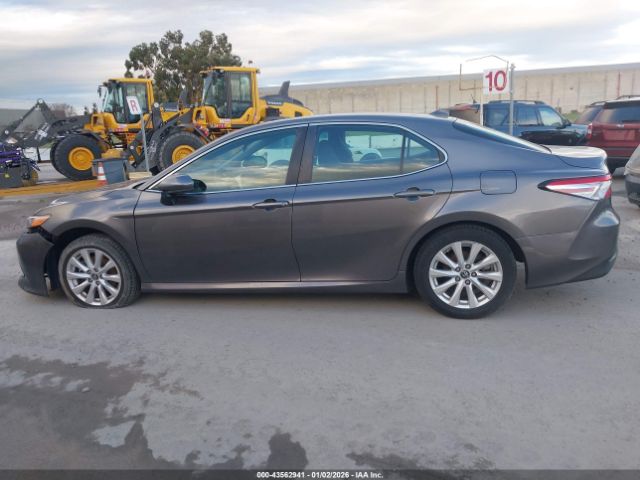 Toyota Camry Le Image 5