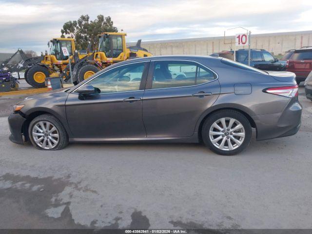 Toyota Camry Le Image 5