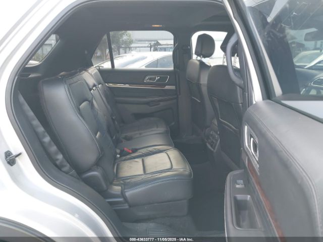 Ford Explorer Platinum Image 16