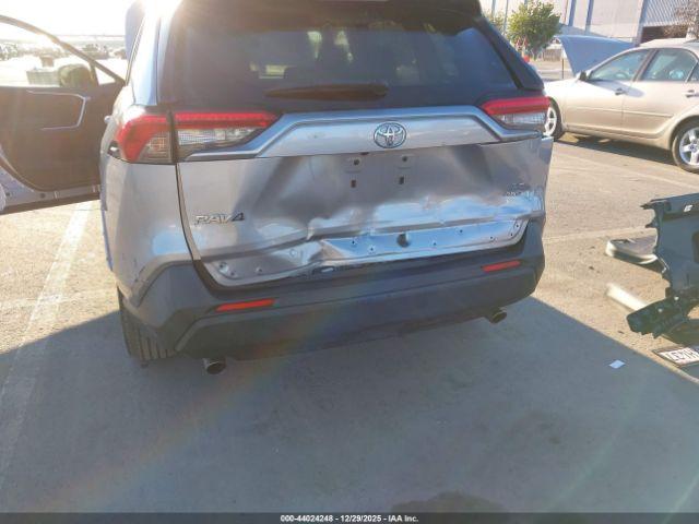 Toyota RAV4 Le Image 6