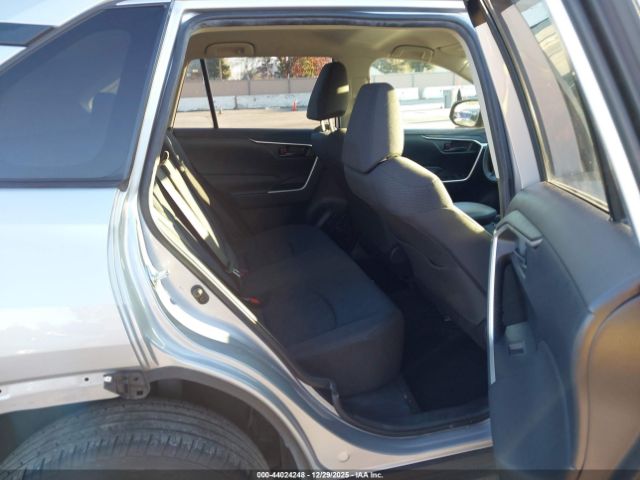 Toyota RAV4 Le Image 7