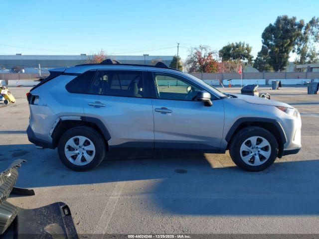 Toyota RAV4 Le Image 12