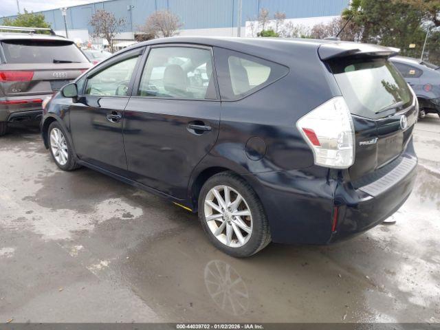 Toyota Prius v Five Image 3