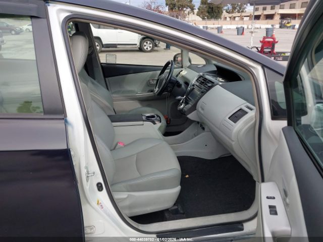 Toyota Prius v Five Image 5