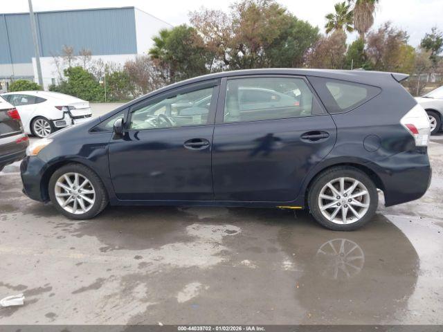 Toyota Prius v Five Image 2