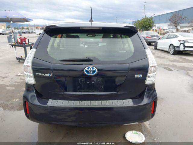 Toyota Prius v Five Image 16