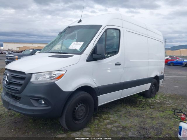 Mercedes-Benz Sprinter 2500 Standard Roof 4-cyl Gas Image 4
