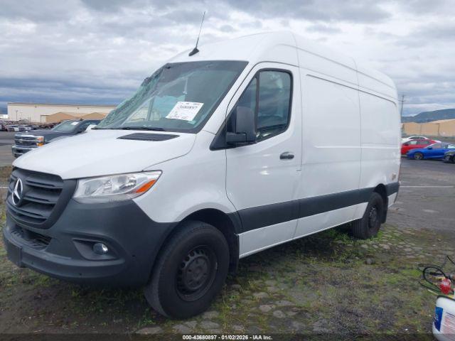 Mercedes-Benz Sprinter 2500 Standard Roof 4-cyl Gas Image 4