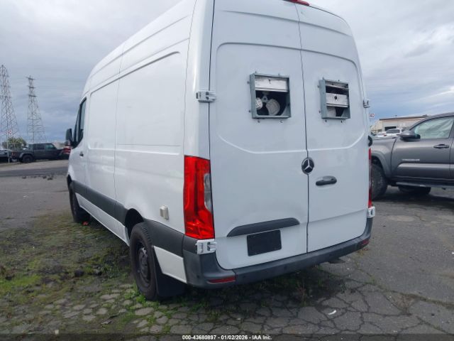 Mercedes-Benz Sprinter 2500 Standard Roof 4-cyl Gas Image 6