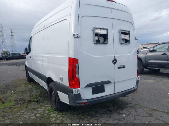 Mercedes-Benz Sprinter 2500 Standard Roof 4-cyl Gas Image 6