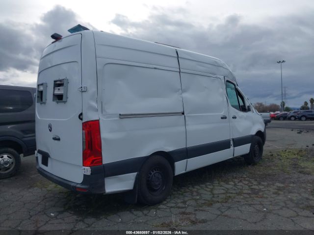 Mercedes-Benz Sprinter 2500 Standard Roof 4-cyl Gas Image 7