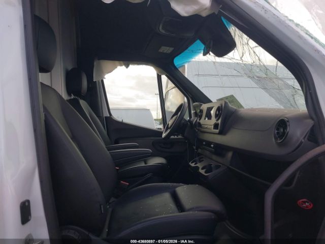 Mercedes-Benz Sprinter 2500 Standard Roof 4-cyl Gas Image 5