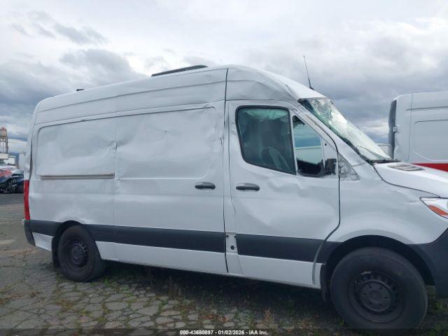 Mercedes-Benz Sprinter 2500 Standard Roof 4-cyl Gas Image 9