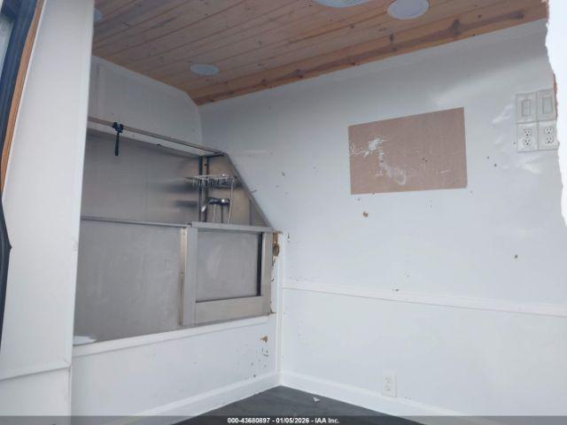 Mercedes-Benz Sprinter 2500 Standard Roof 4-cyl Gas Image 8