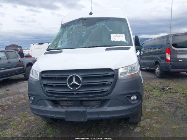 Mercedes-Benz Sprinter 2500 Standard Roof 4-cyl Gas Image 2