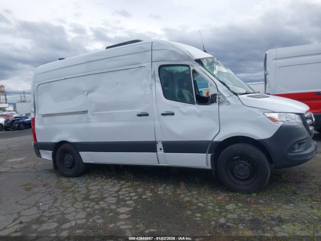 Mercedes-Benz Sprinter 2500 Standard Roof 4-cyl Gas Image 16