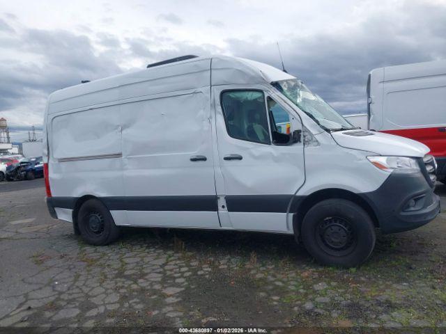 Mercedes-Benz Sprinter 2500 Standard Roof 4-cyl Gas Image 16