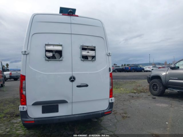 Mercedes-Benz Sprinter 2500 Standard Roof 4-cyl Gas Image 3