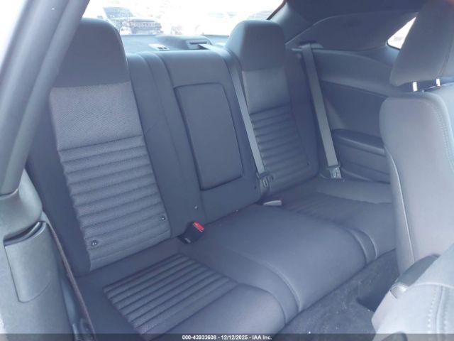 Dodge Challenger Image 4