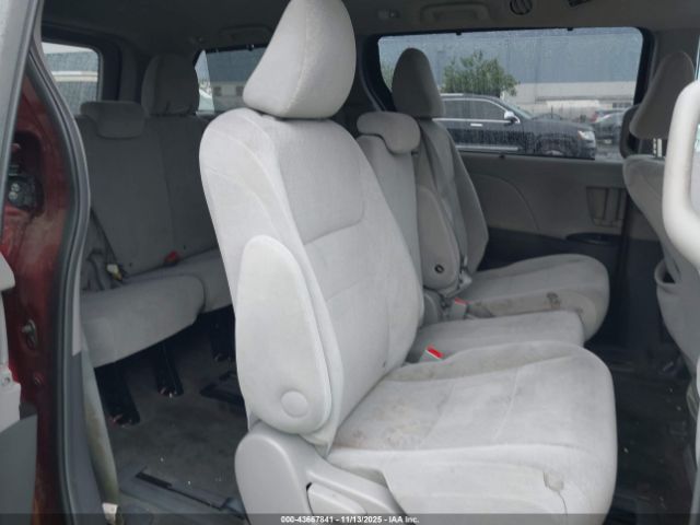 Toyota Sienna Le 8 Passenger Image 7