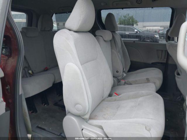 Toyota Sienna Le 8 Passenger Image 7