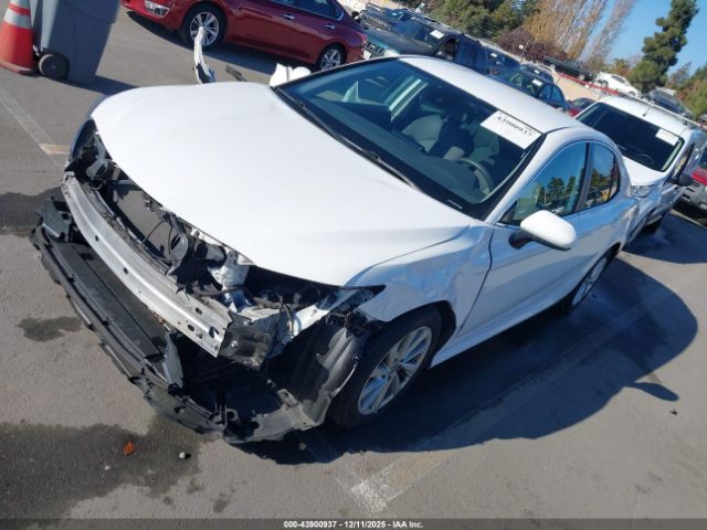 Toyota Camry Le Image 3