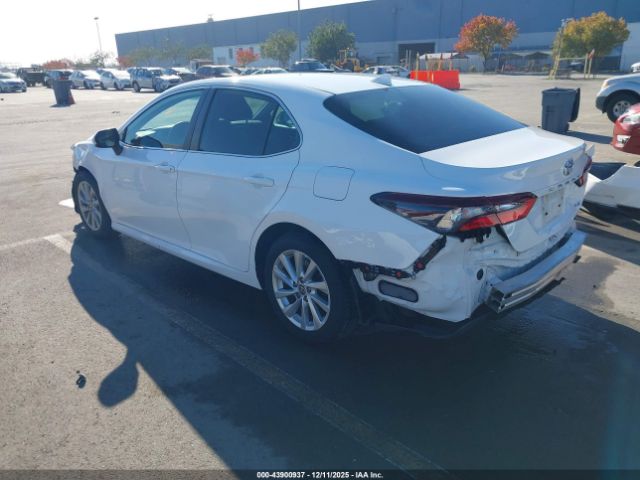 Toyota Camry Le Image 4