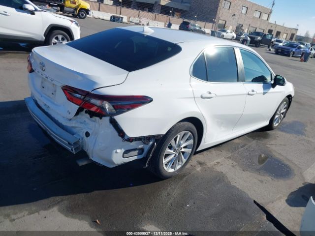 Toyota Camry Le Image 5