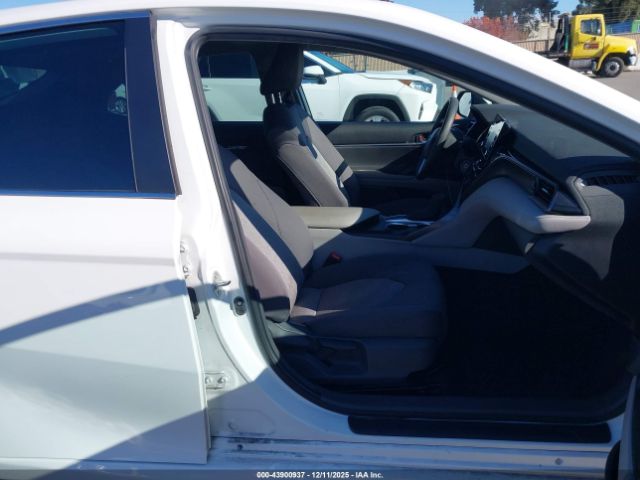 Toyota Camry Le Image 10