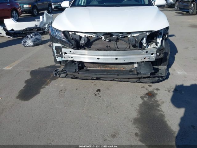 Toyota Camry Le Image 6