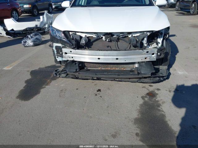 Toyota Camry Le Image 6