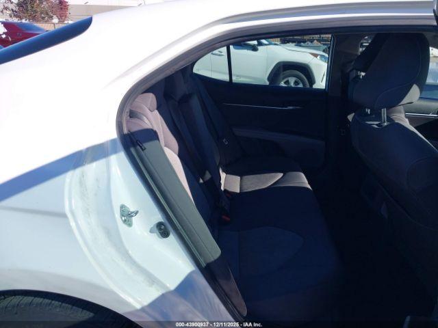 Toyota Camry Le Image 11