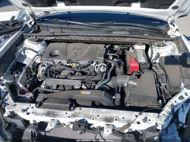 Toyota Camry Le Image 12