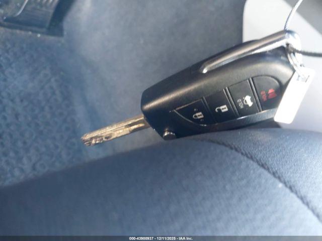 Toyota Camry Le Image 9