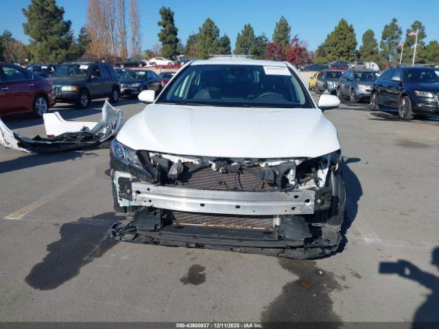 Toyota Camry Le Image 13