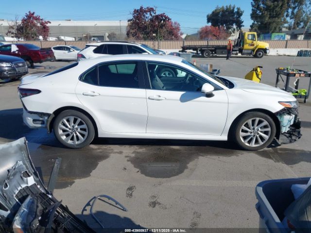 Toyota Camry Le Image 14