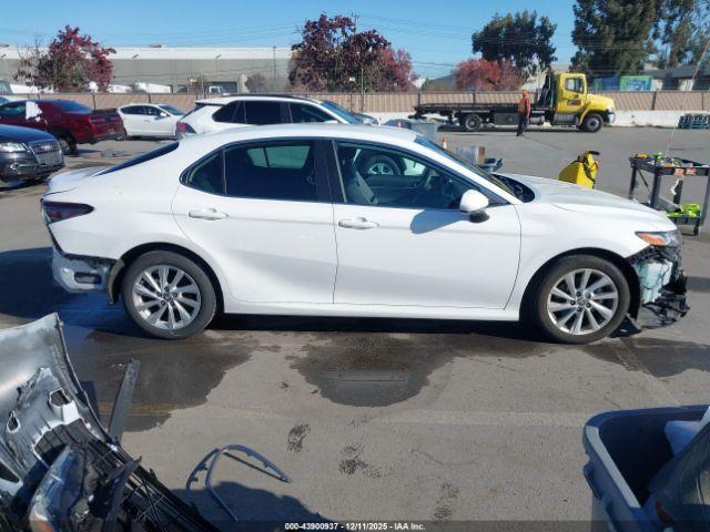 Toyota Camry Le Image 14