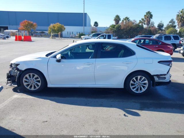 Toyota Camry Le Image 16