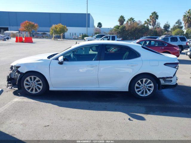 Toyota Camry Le Image 16