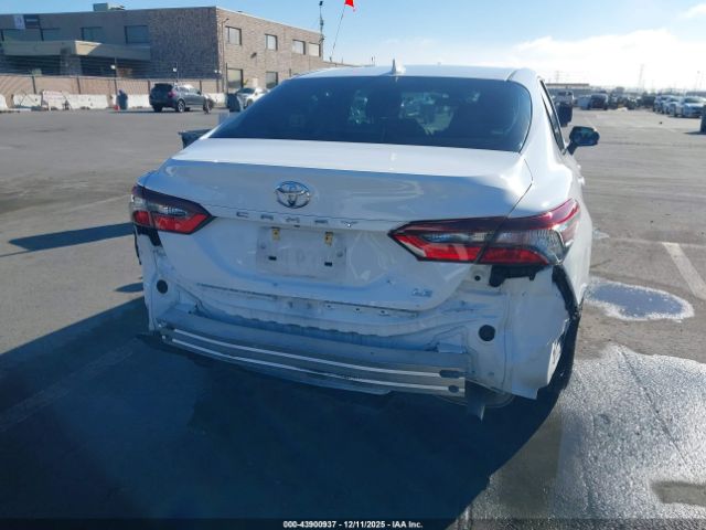 Toyota Camry Le Image 18