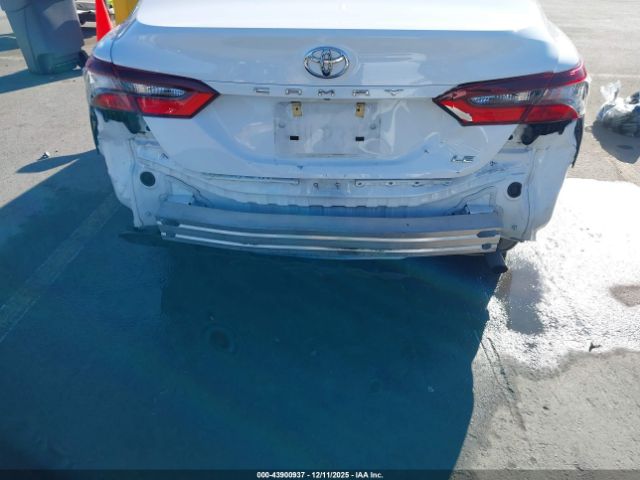 Toyota Camry Le Image 17