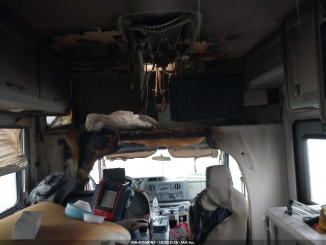 Ford E-350 Image 6